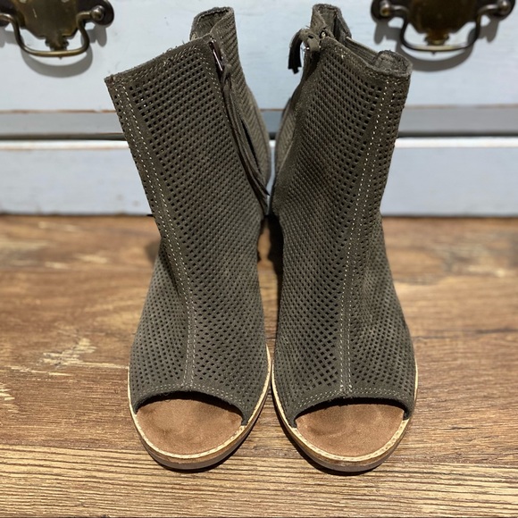 Toms - Picture 1 of 7